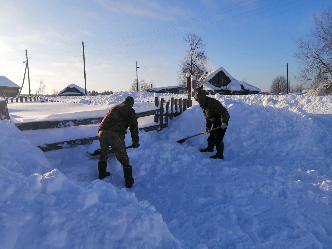 Снежная стихия захватила в плен и населённые пункты Шахровского сельского поселения.