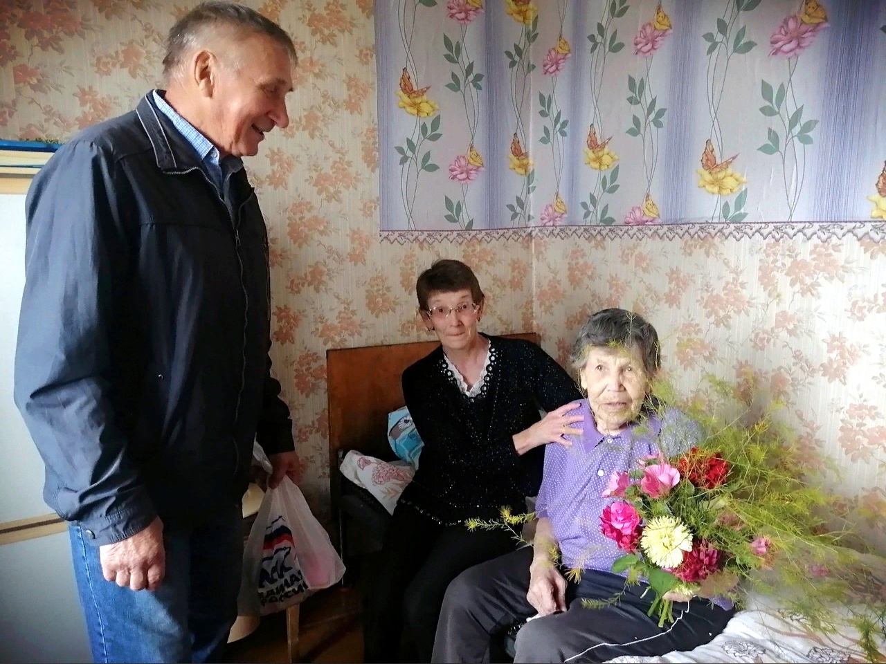 Поздравили с Днем мудрости.